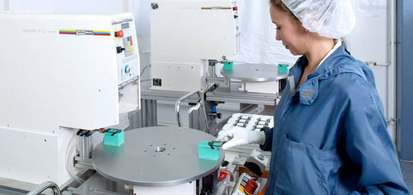 junge Frau an Tampondruckmaschine